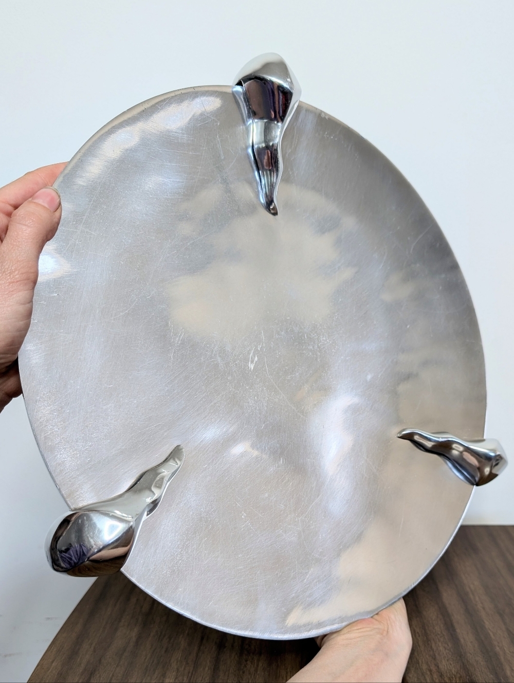 Vintage 80s Claw Footed Brutalist Bright Silver Tone Aluminum Large Platter Bowl - Picture 2 of 16